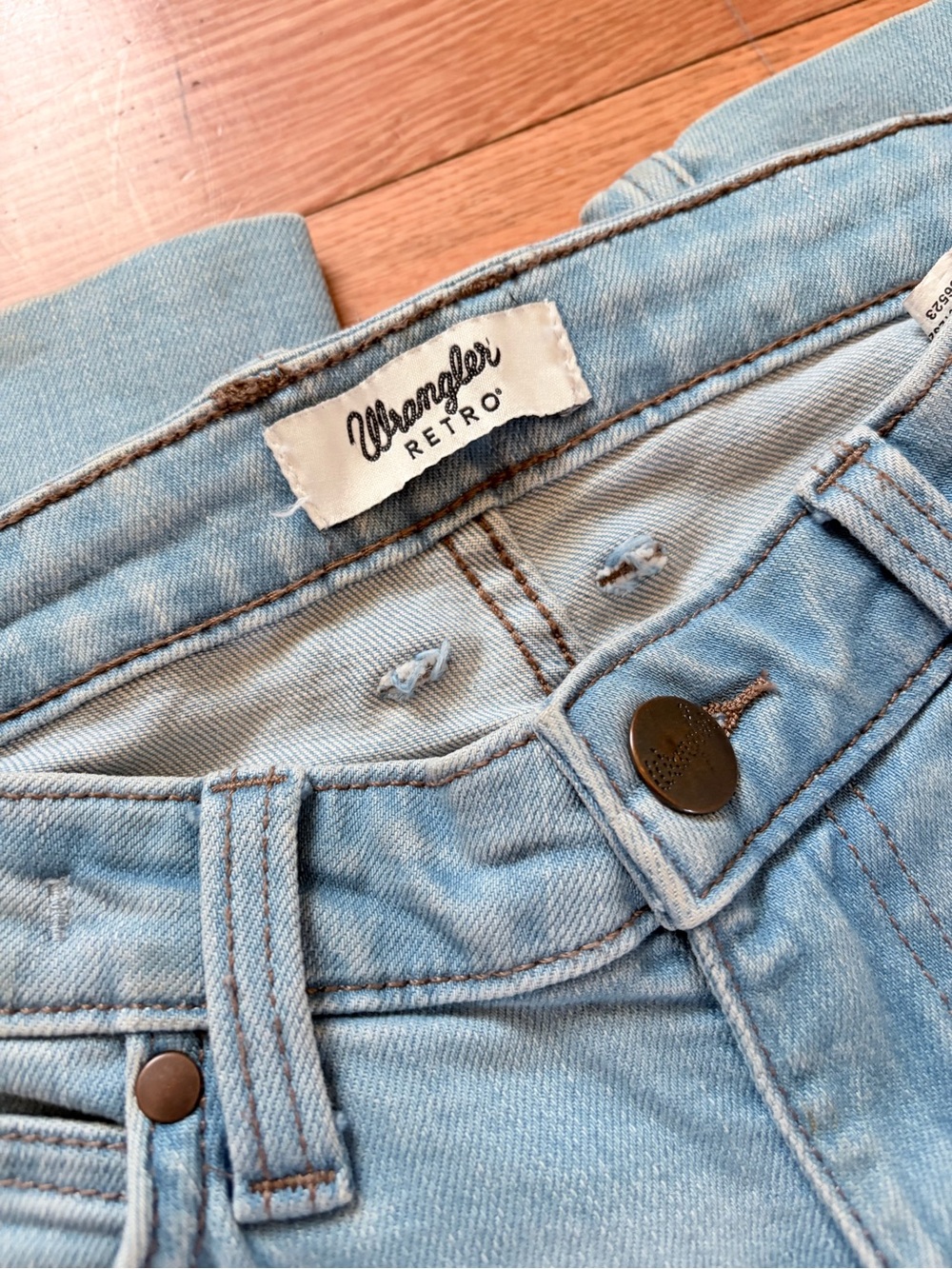 Wrangler Light Blue Straight Leg Women’s Jeans - Picture 3 of 4